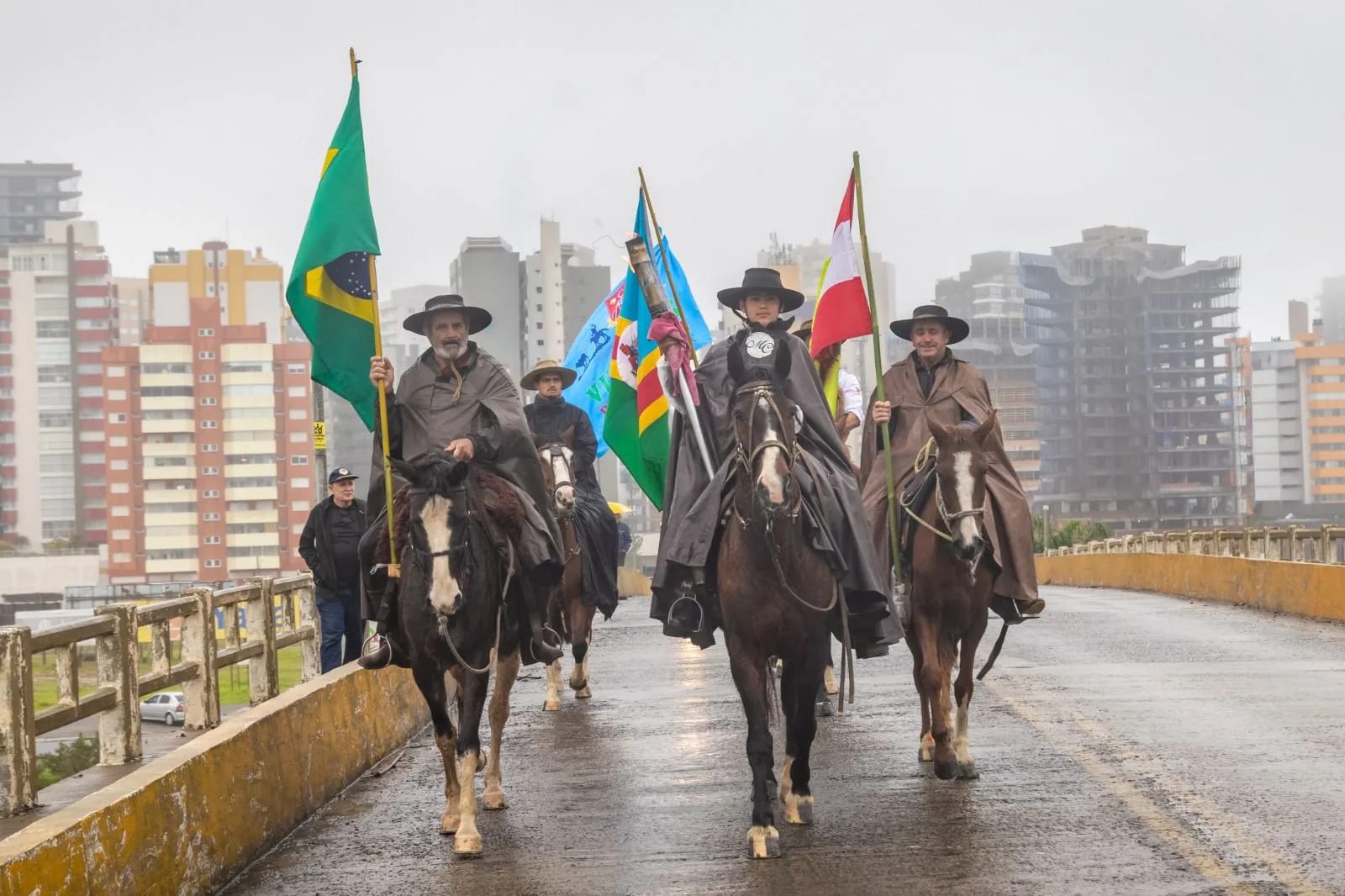 Passo de Torres/SC recebe a Chama Crioula para as comemorações da Semana Farroupilha