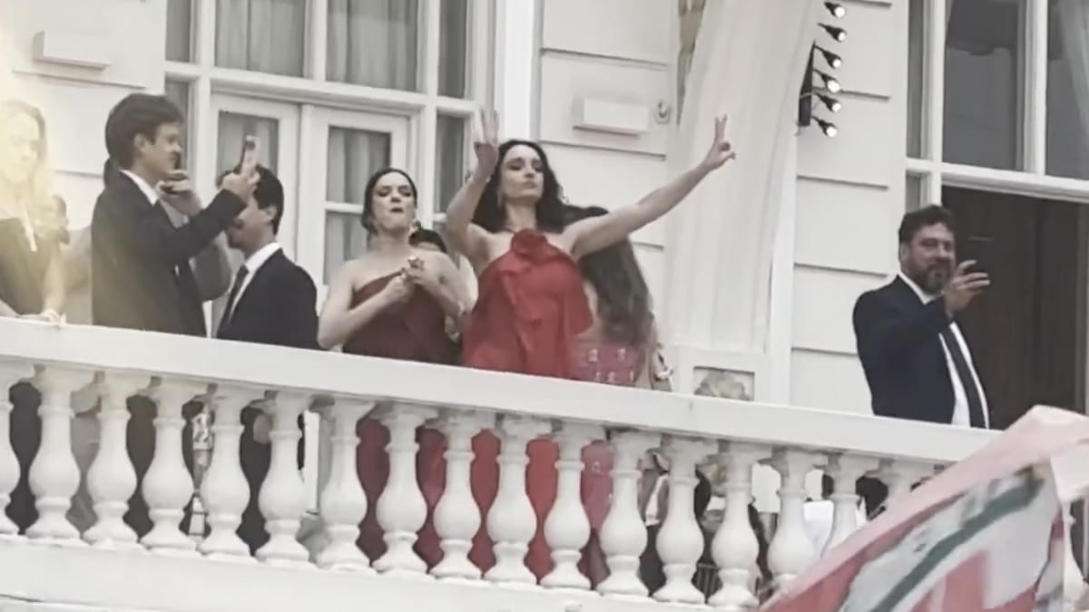 Grupo no Copacabana Palace faz gesto "22" a apoiadores de Lula