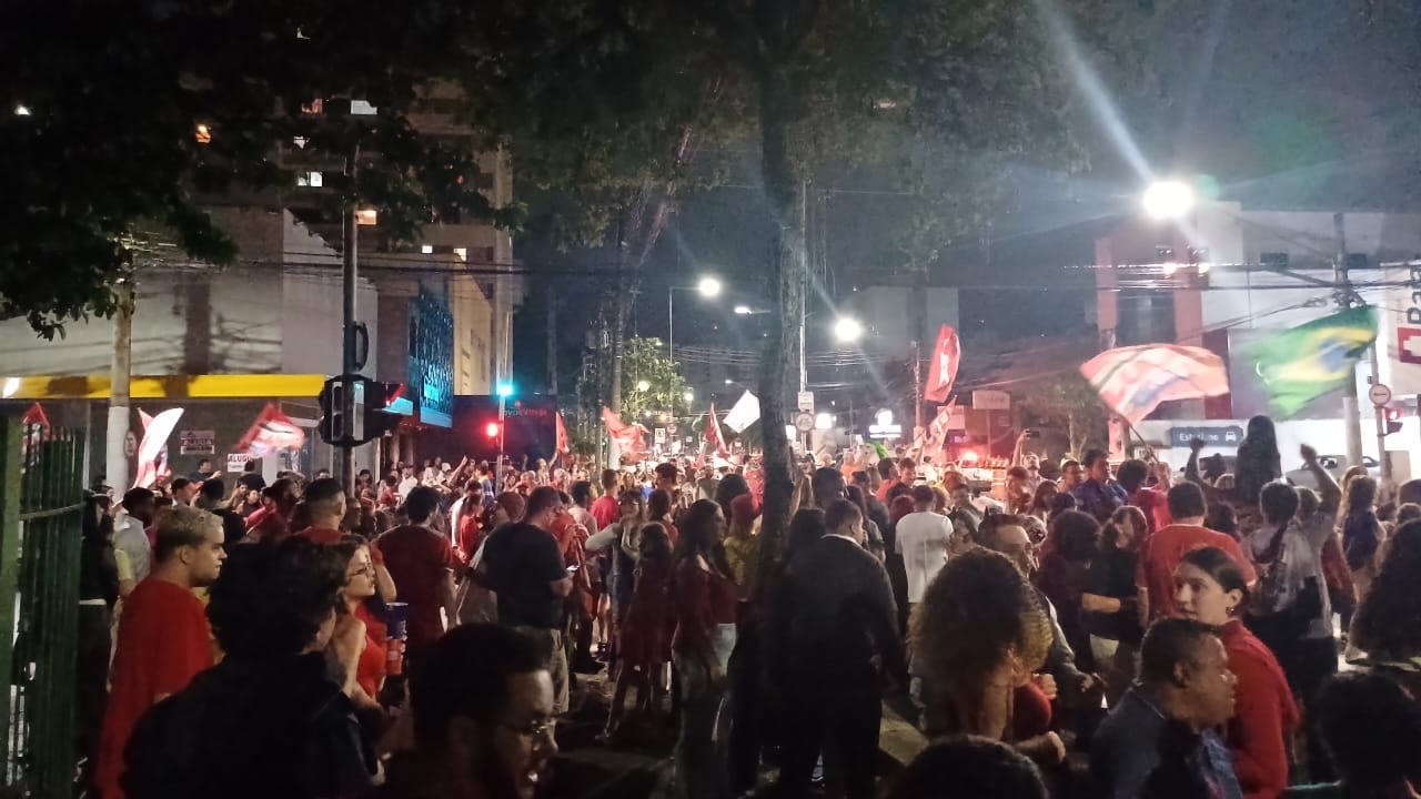 Centenas de apoiadores de Lula comemoram vitória na Vila Adyana, região central de São José dos Campos