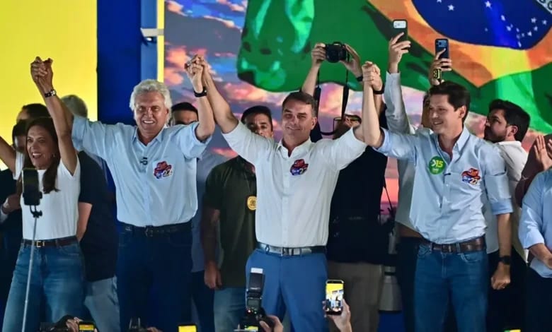 Flávio Bolsonaro defende gestão de Caiado e promete endurecimento penal em agenda política
