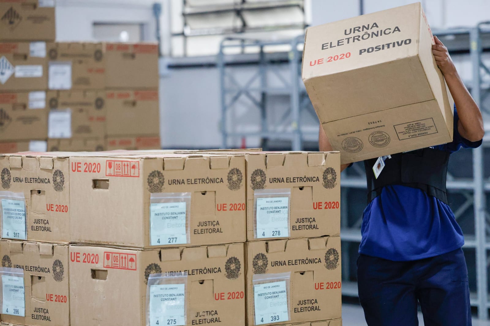 Alta abstenção no exterior mobiliza brasileiros em campanha por caronas e hospedagem