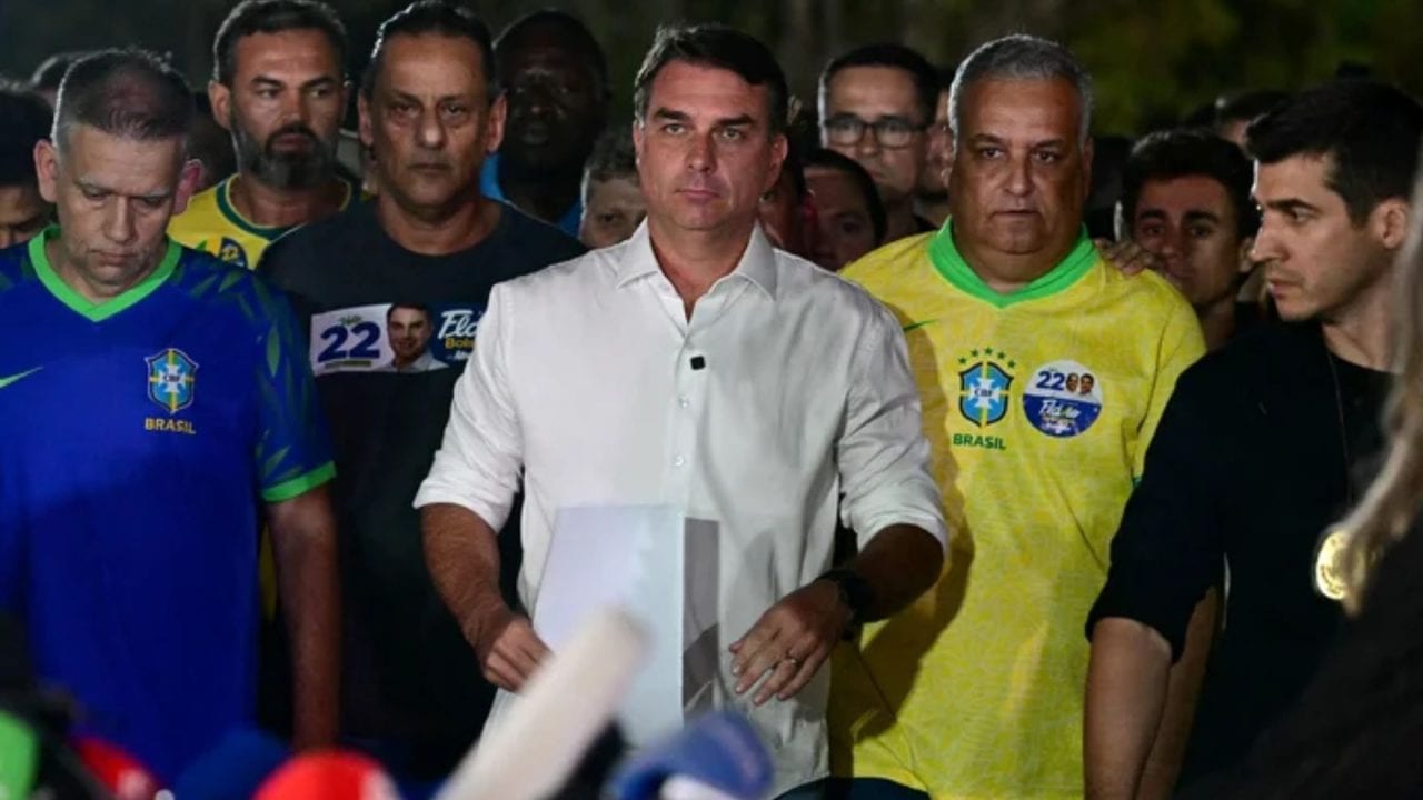 Flávio Bolsonaro não recebeu votos em 106 urnas no segundo turno das eleições de 2026, aponta levantamento