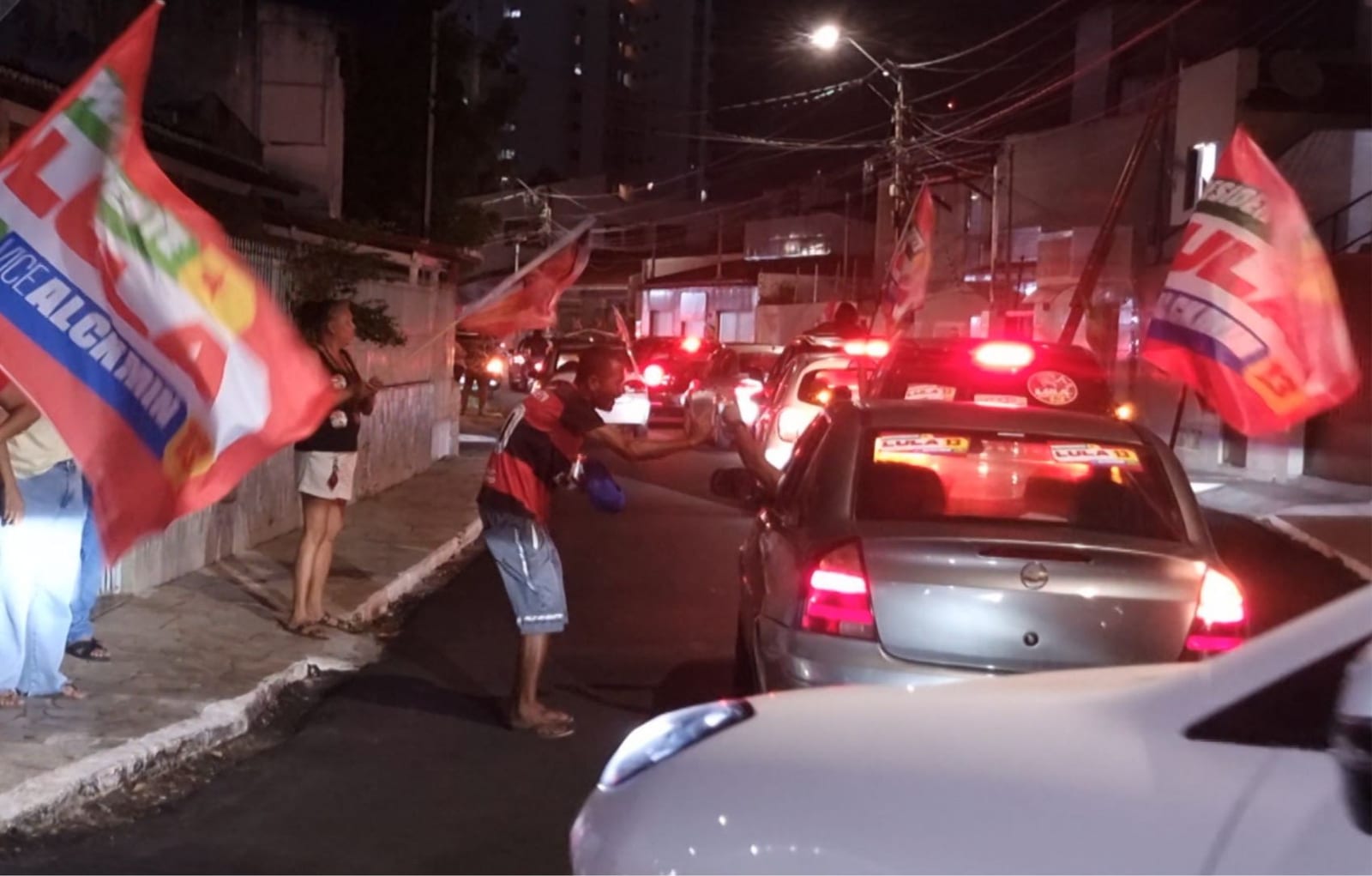 Duas carreatas em apoio a Lula percorrem a Zona Sul de Aracaju