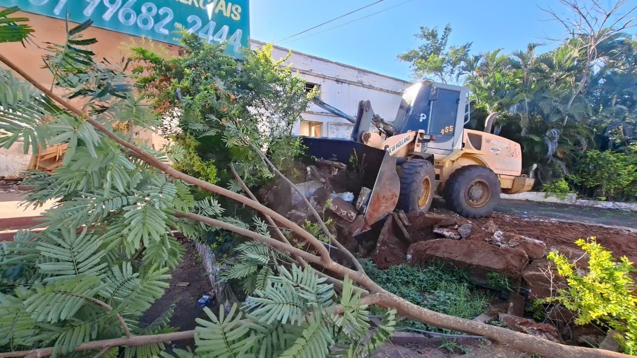 Tupã demoliu o antigo prédio do Instituto de Psiquiatria nesta segunda (10)