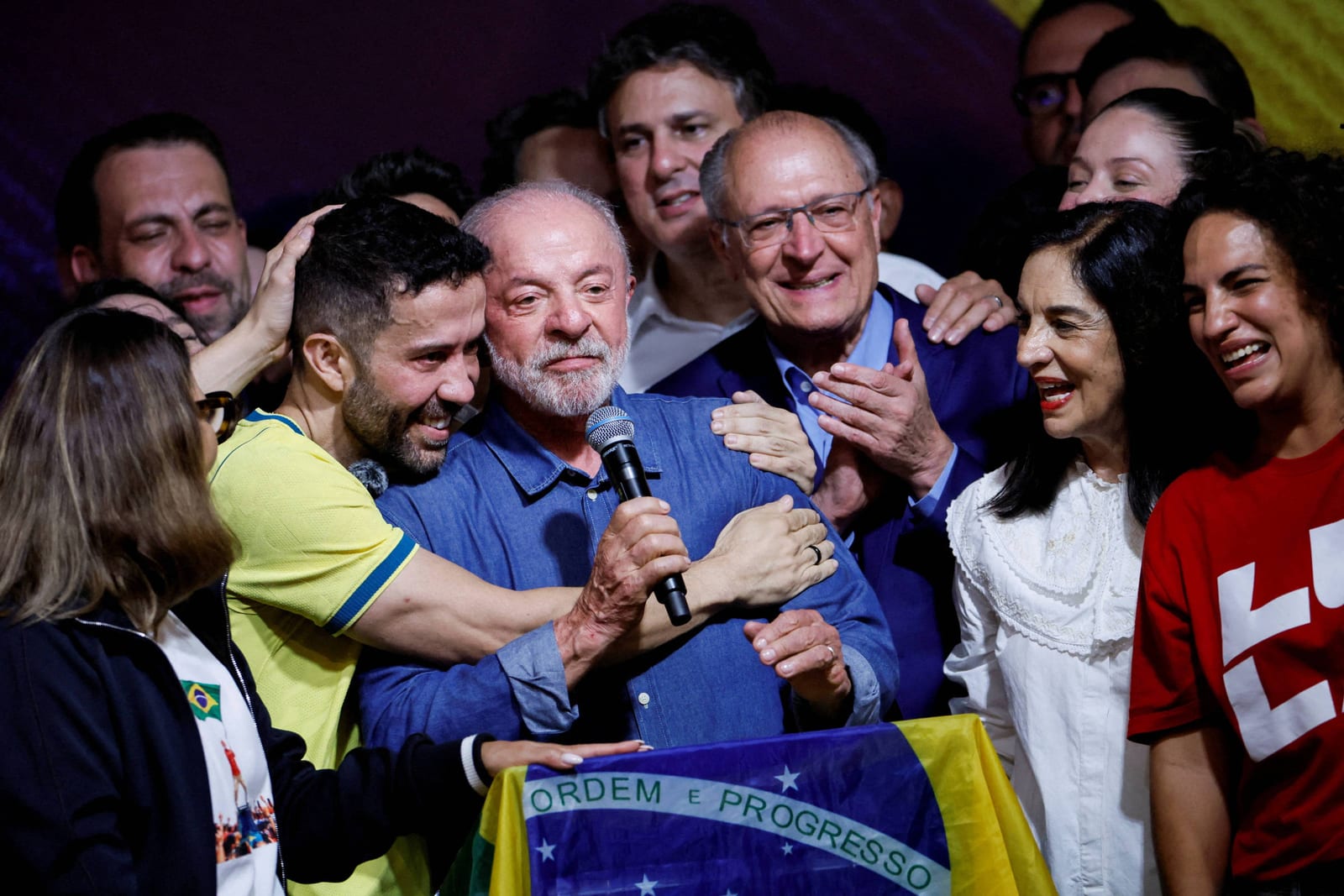 Lula entoa o Hino da Independência e repete que Brasil não cabe no 'quintal de ninguém'