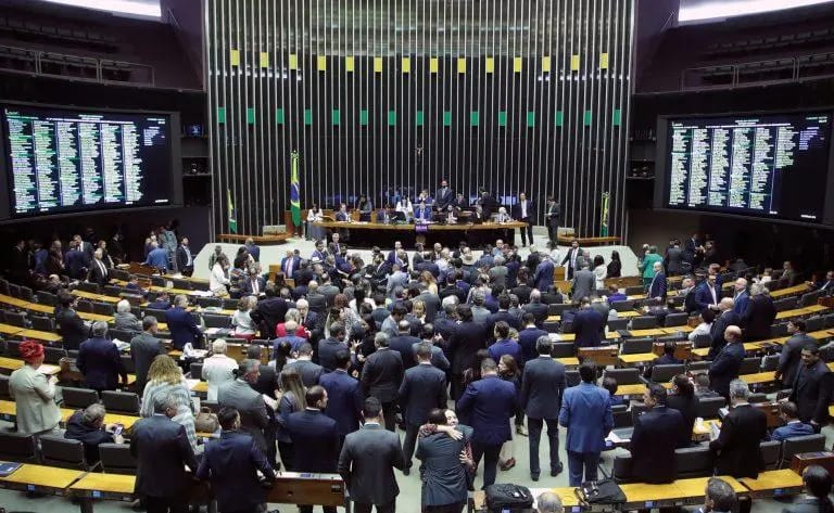 Mulheres ficam no mínimo legal nas chapas de Goiás para 2026