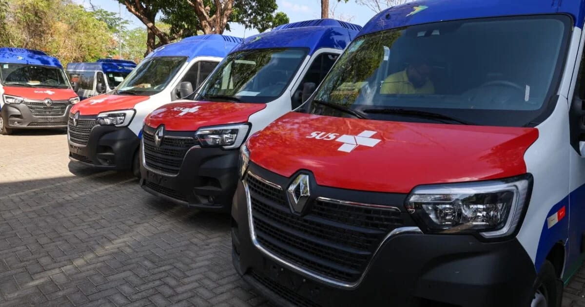 Governo entrega veículos para transporte de pacientes e ambulância do Samu a municípios piauienses