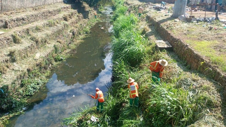 Goiânia amplia ações de limpeza em córregos, praças e vias de sete regiões