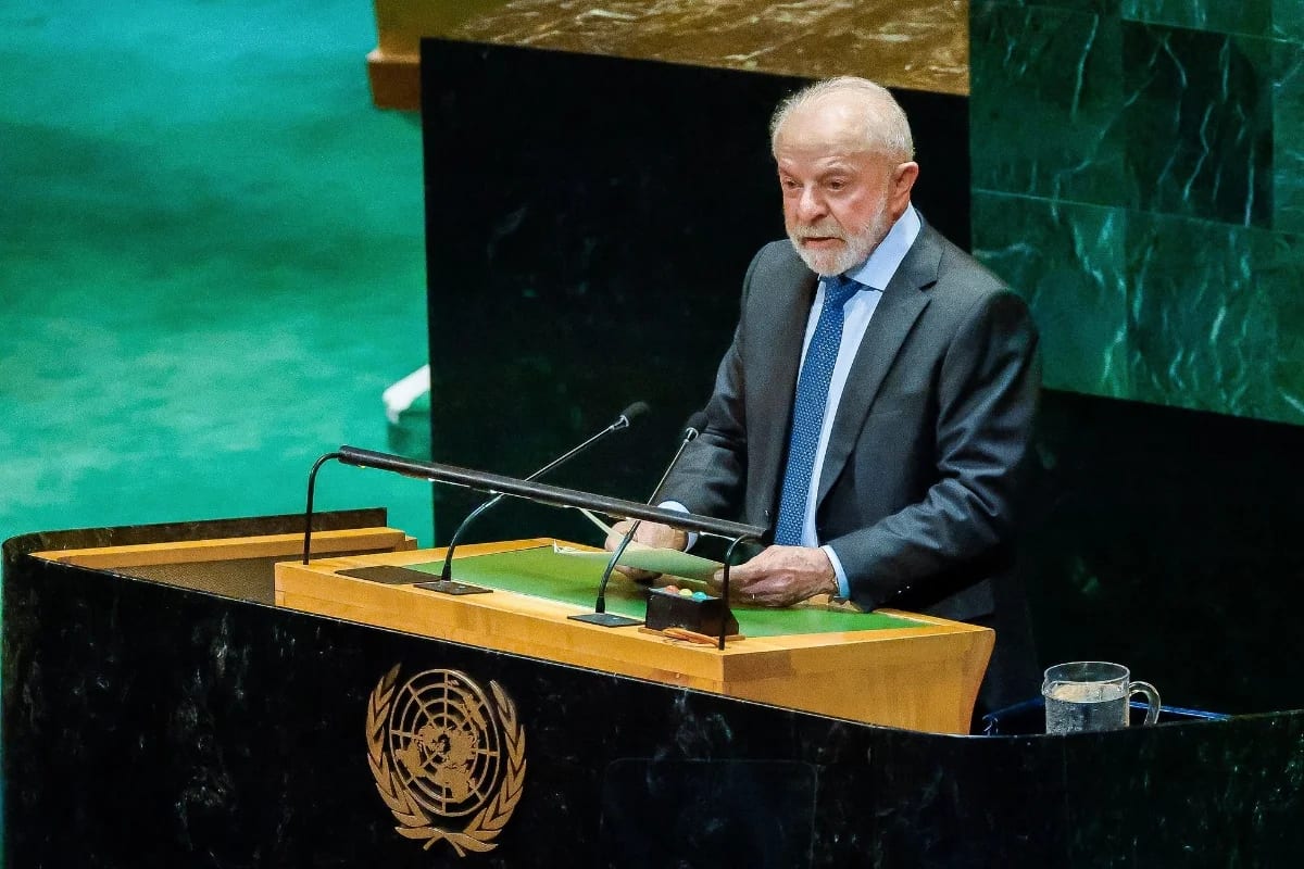 A caminho da ONU, Lula diz que Brasil “respeita todo mundo e exige respeito”