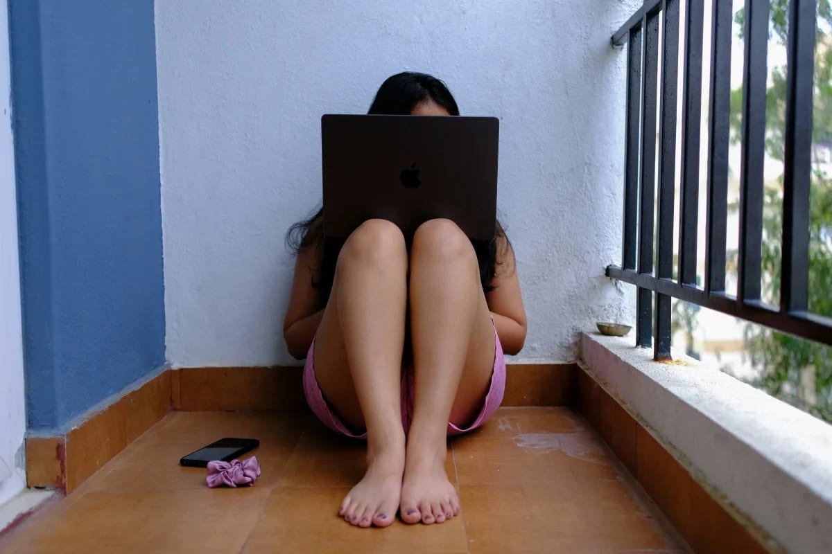 8,8 milhões de mulheres foram vítimas de violência digital em 2025; debate em SP discute respostas