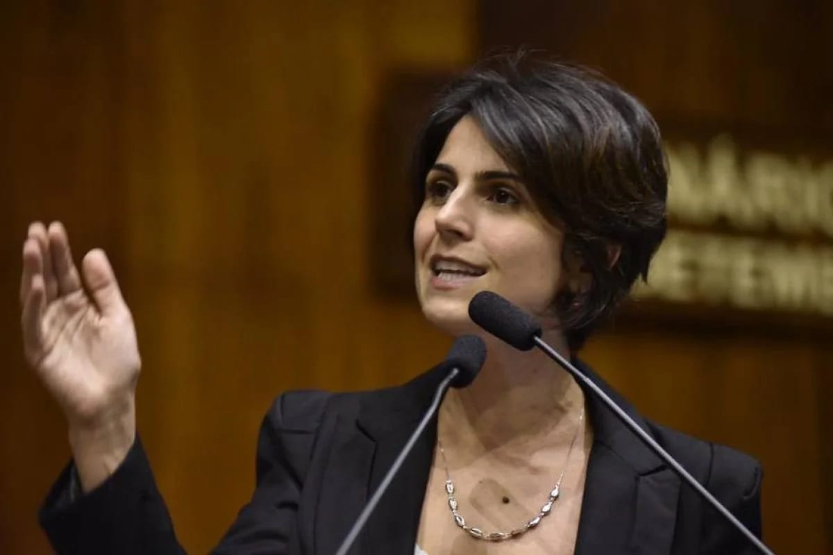 ONG de Manuela recebeu R$100 mil para cinco episódios do podcast 'ElaPod'