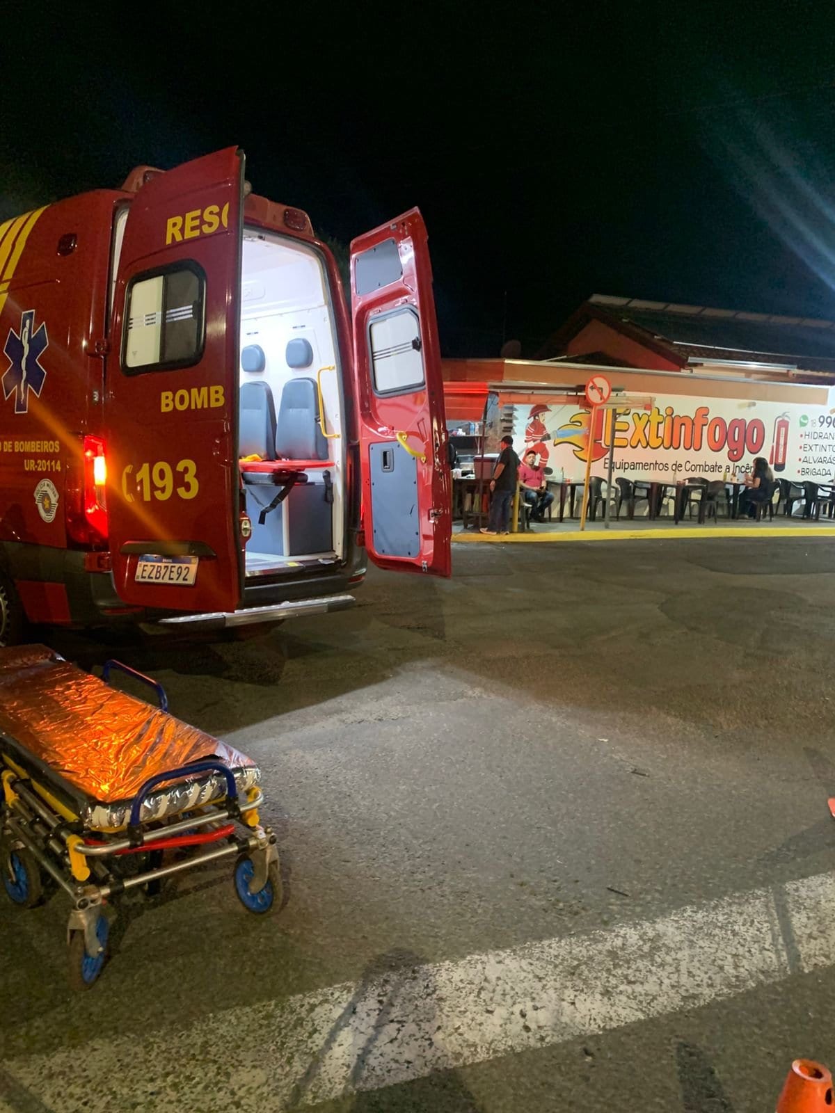 Jovem de 18 anos fica ferida após colisão entre duas motos em Araçatuba