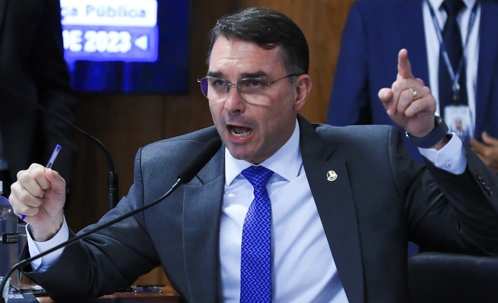 Flávio chama Alexandre de Moraes de 'laranja podre' e ataca STF