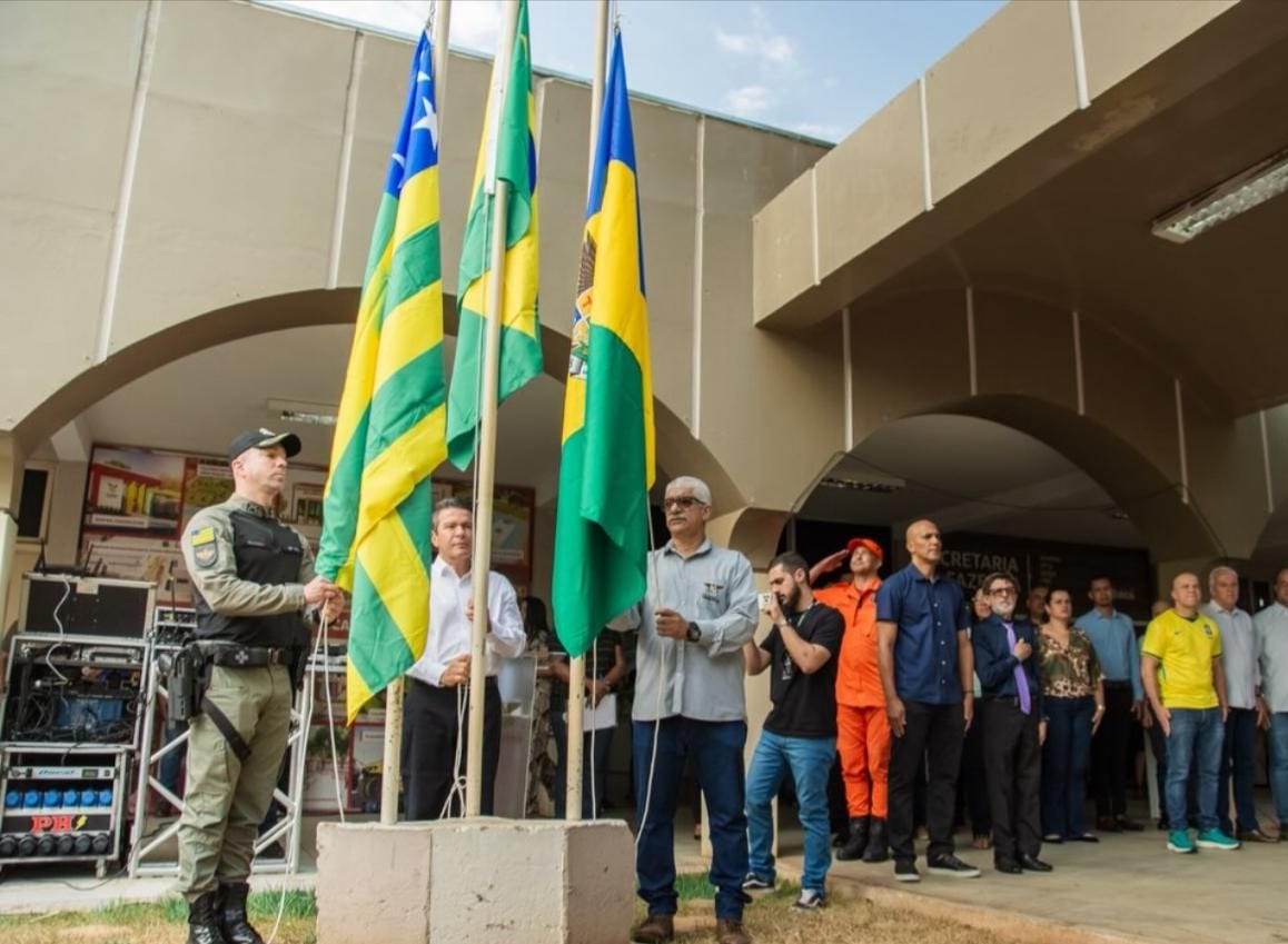 Prefeito Aleomar abre Semana da Pátria hasteando bandeiras