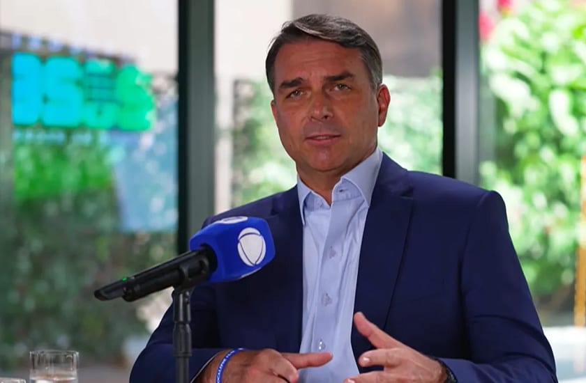 Flávio Bolsonaro afirma que seu pai poderá participar do seu eventual governo: "Depende só dele"