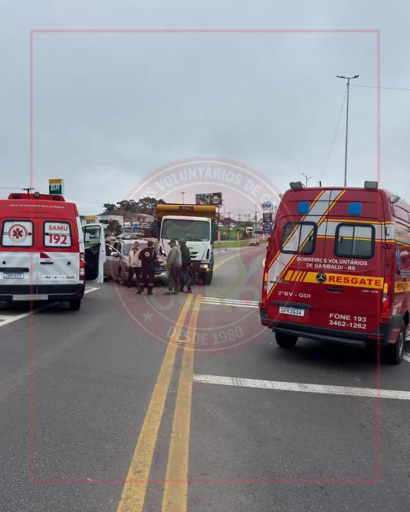 Colisão entre carro e caminhão mobiliza socorristas na BR-470