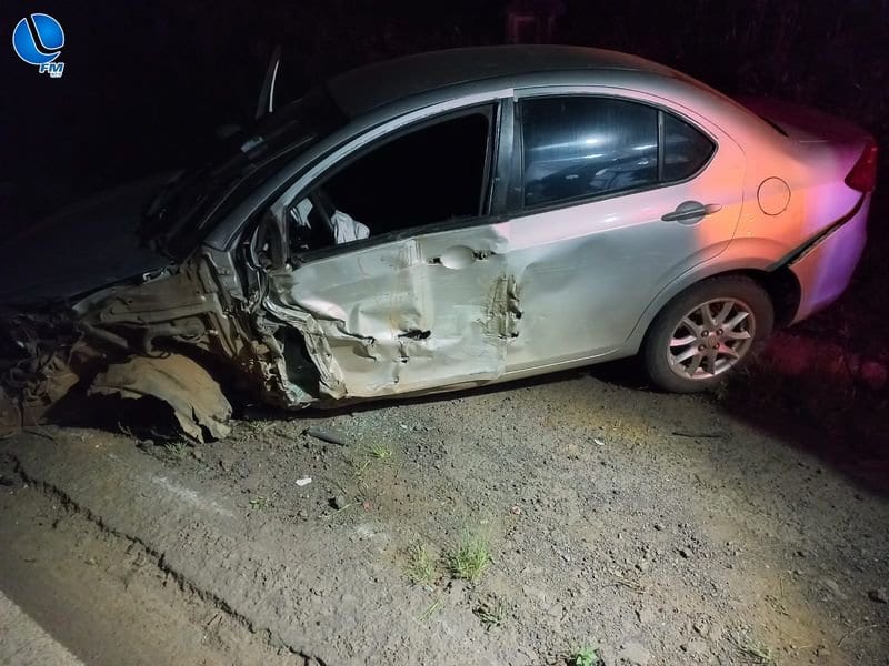 Colisão entre carreta e carro deixa motorista ferido na BR-285