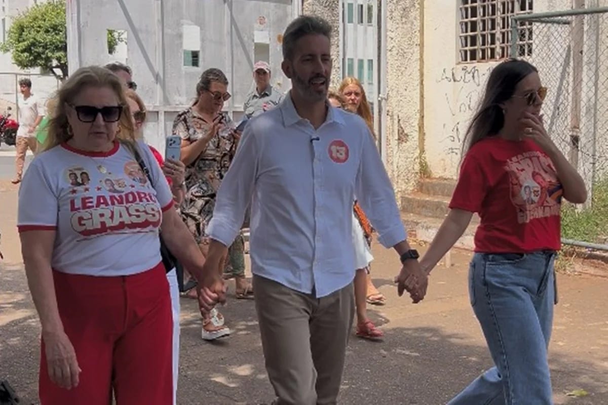 Leandro Grass vota no Guará acompanhado da mãe e da esposa