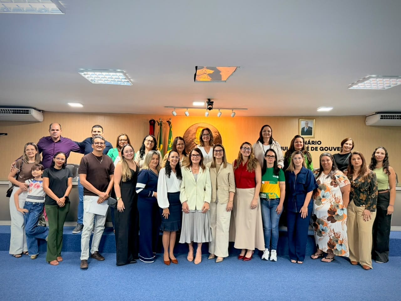 Fabiana Gomes promove Sessão Especial na Câmara de Campina Grande e emociona ao homenagear estudantes e professores da E