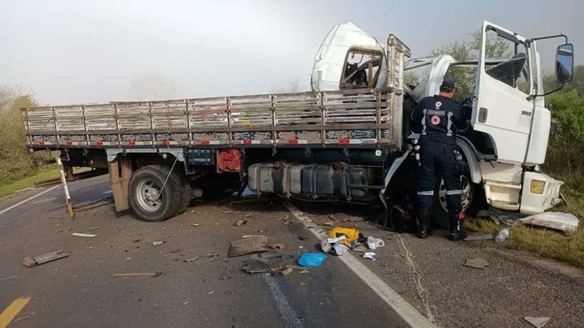 Homem de 28 anos morre em colisão entre caminhões na BR-290