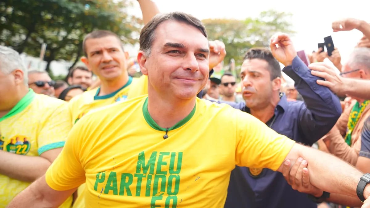 Queda da Bolsa expõe aposta do mercado em cortes que Flávio escondia dos eleitores
