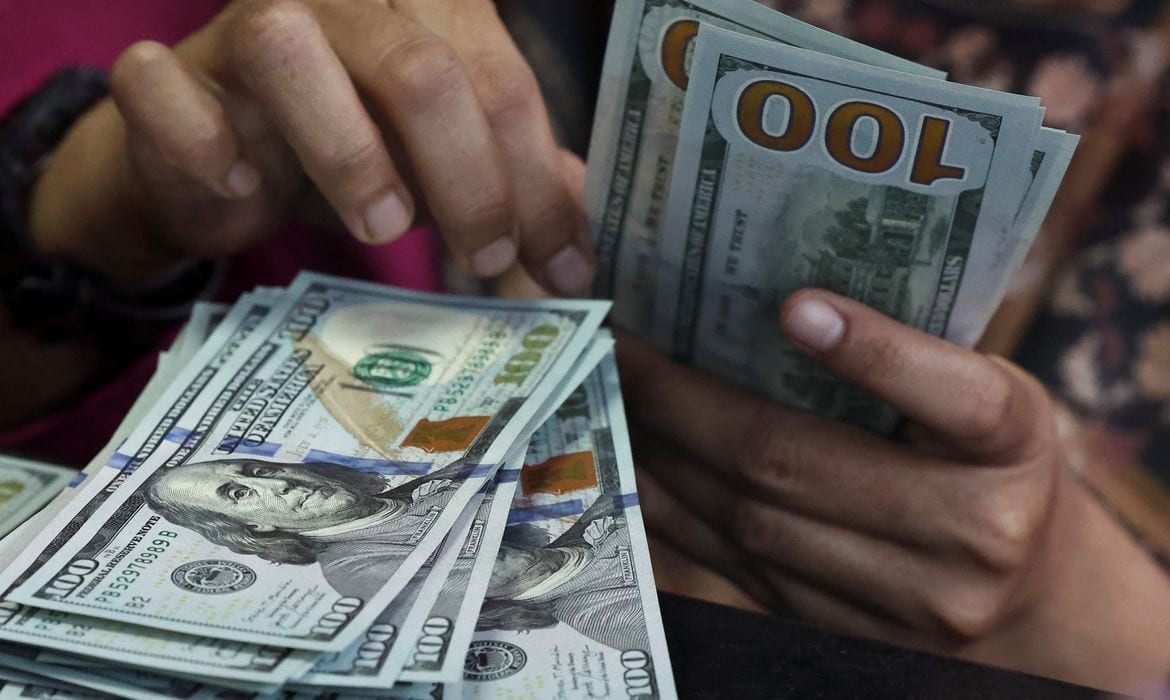 Dólar cai quase 1%, e Ibovespa recua após tombo eleitoral