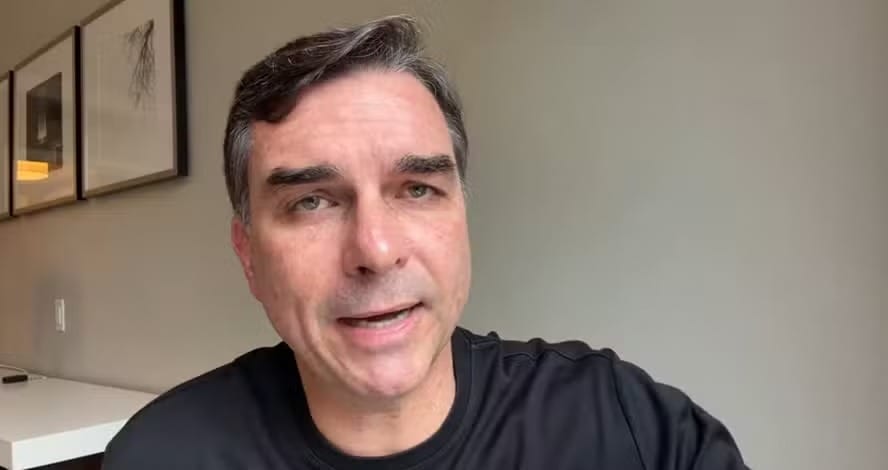 Flávio Bolsonaro desiste de pedir anulação da eleição e mira cassação da chapa de Lula