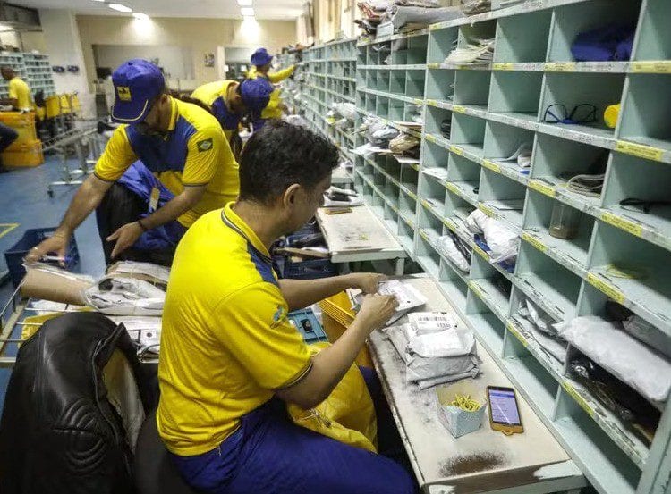 Correios mergulham em crise bilionária e sindicato alerta para fechamento de mil agências