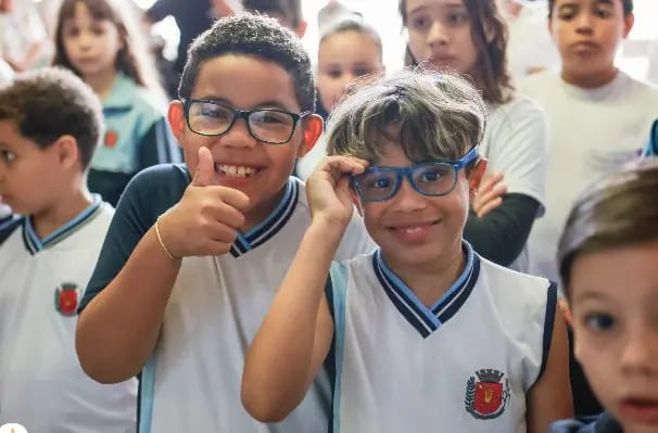 Com recursos destinados por Ricardo Barros, programa Olhando para o Futuro já entregou 1.456 óculos a estudantes de Mari