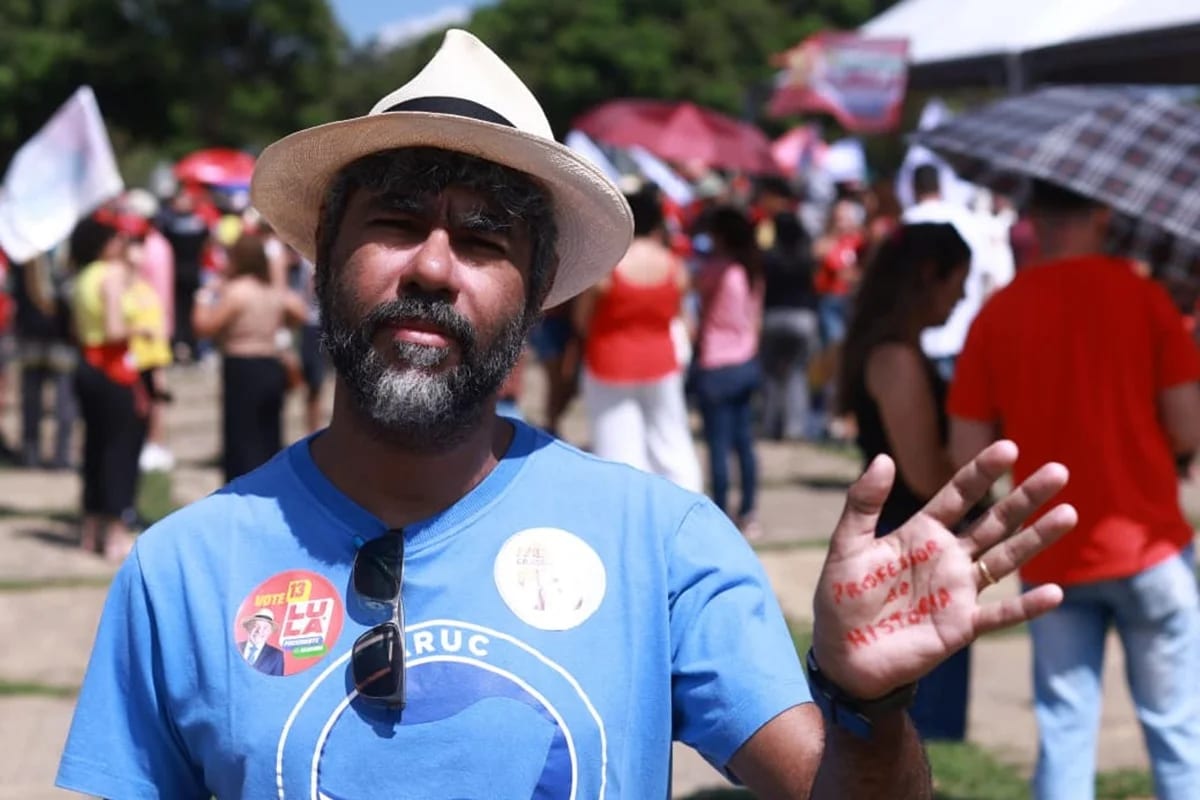 Professores fazem ato na Praça do Buriti por diálogo com o GDF