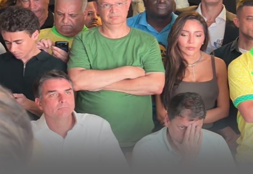 Isolado e sem rumo, Flávio resmunga e diz que não reconhece vitória de Lula