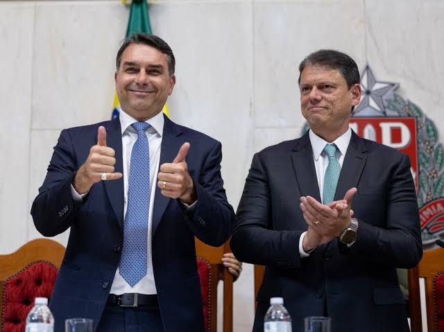 Candidatura de Tarcísio ao governo é oficializada com apoio a Flávio