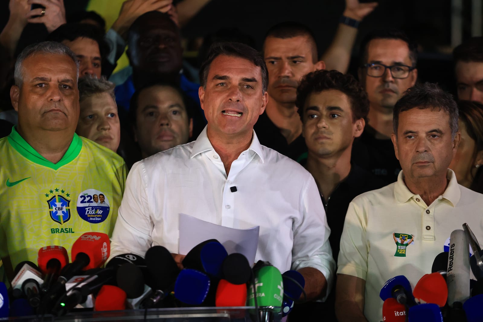 Ministros do STF e TSE veem 'vexame' em carta de Flávio e defendem não alimentar crise artificial