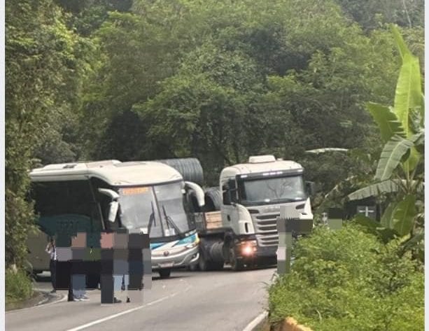 Acidente na descida da Serra das Araras, na Dutra, entre ônibus e carreta deixa ferido