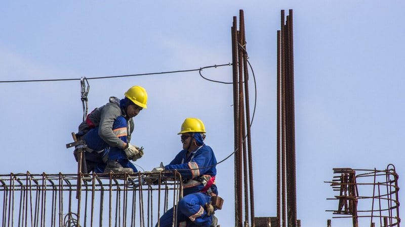 Fim da escala 6x1: redução da jornada leva construção a cobrar revisão dos custos de obras públicas