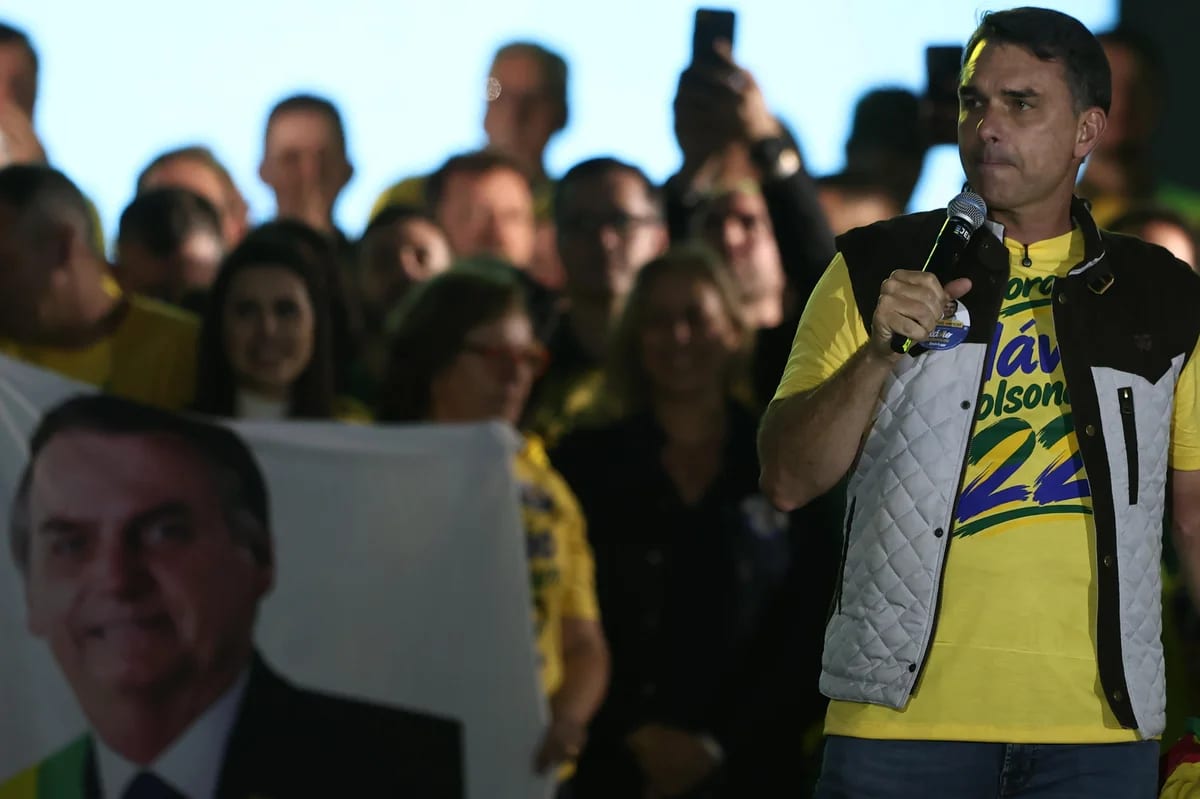 Chimarrão, letra do hino no celular e torcida organizada: os detalhes do comício de Flávio em Porto Alegre
