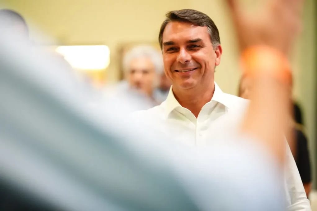Flávio Bolsonaro solicita ao TSE cassação da candidatura de Lula por suposto financiamento irregular