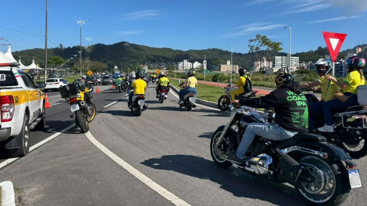 Motociata pró‑Flávio Bolsonaro reúne apoiadores em Florianópolis