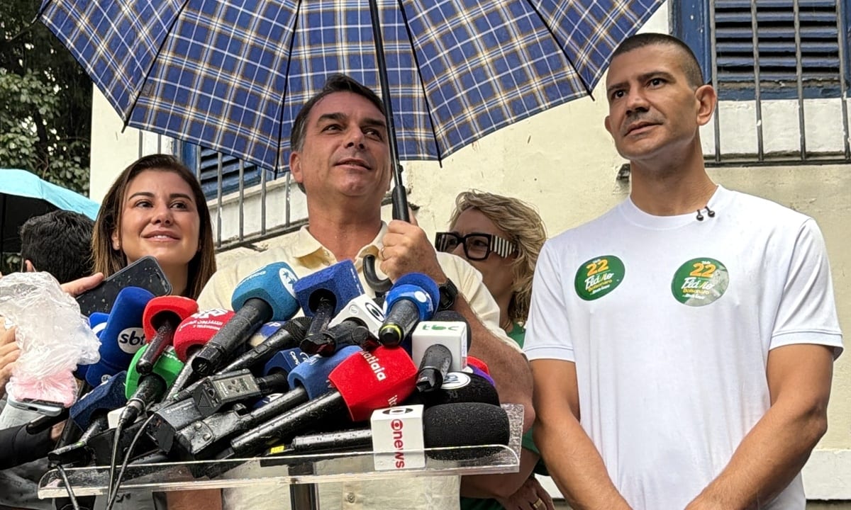 Flávio Bolsonaro fala em mudança e diz que 'a esperança virou medo'