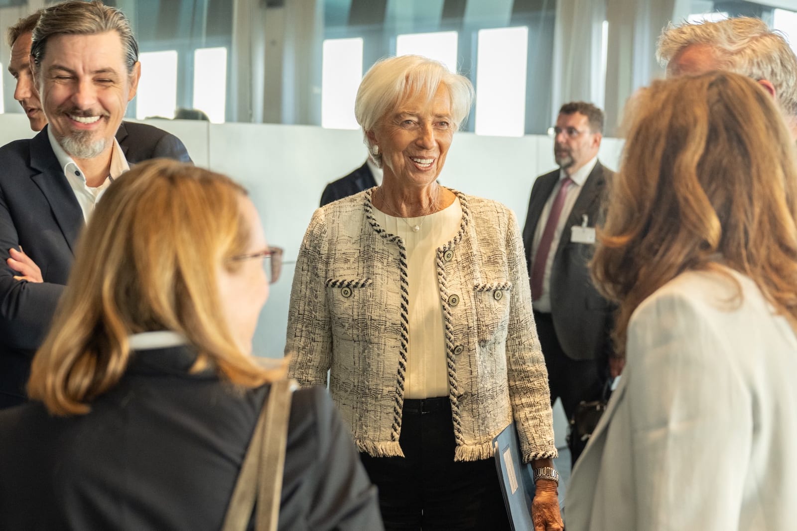 Saída antecipada de chefe do Banco Central Europeu abre espaço para influência de Macron