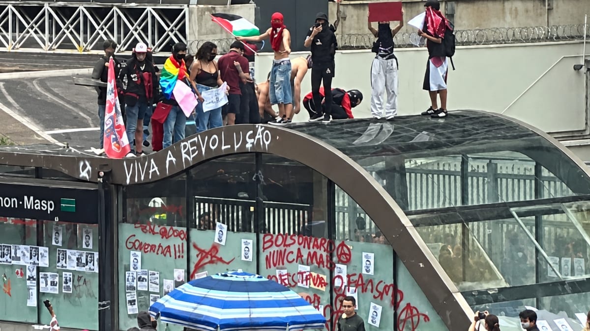 Vandalismo Atinge Estações do Metrô Após Ato Pró-Lula em São Paulo