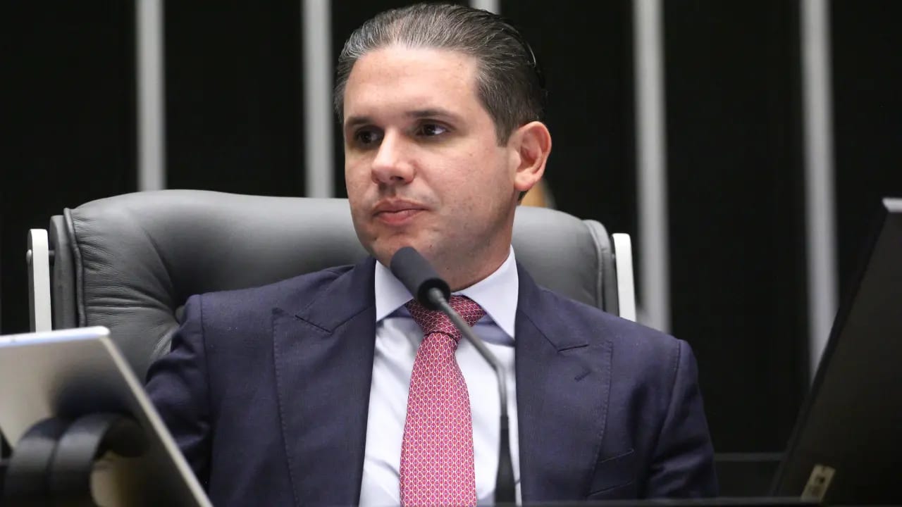 Hugo Motta articula apoio do Centrão e da esquerda para seguir no comando da Câmara