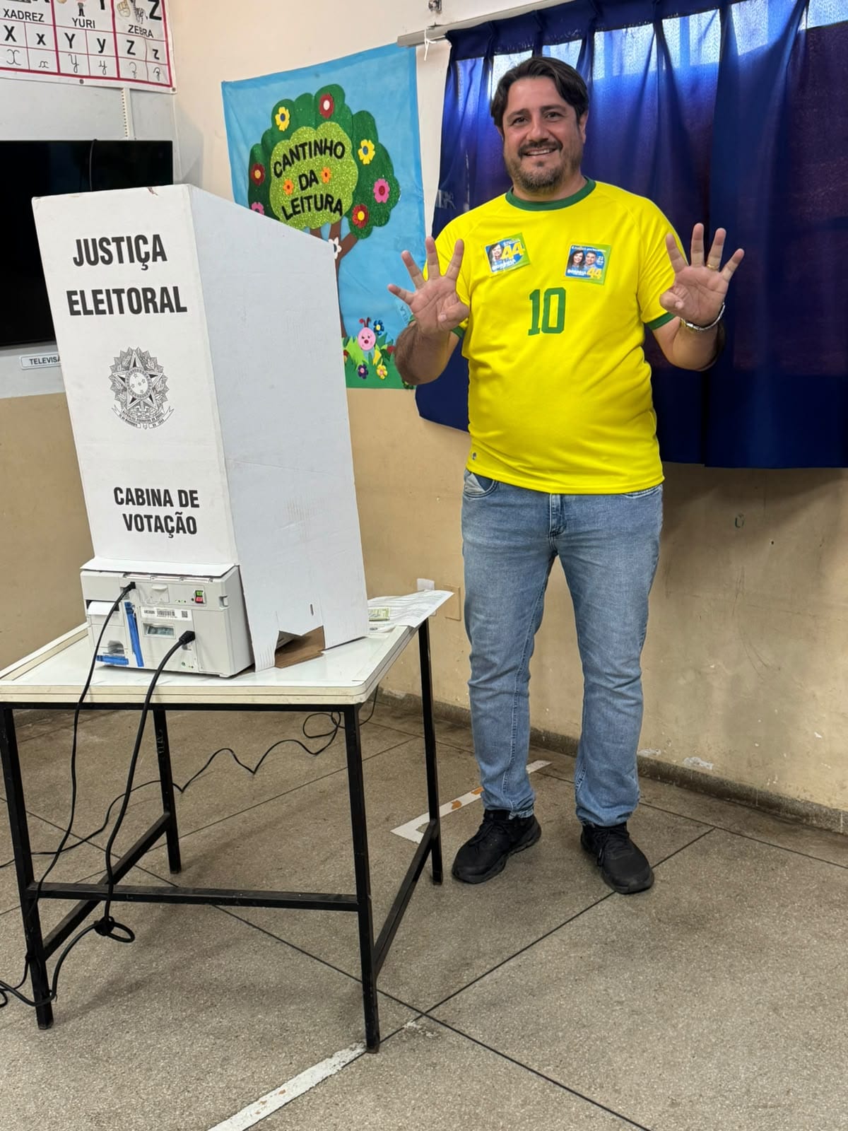Deputado Eduardo Fortes comparece às urnas e celebra a força do voto popular