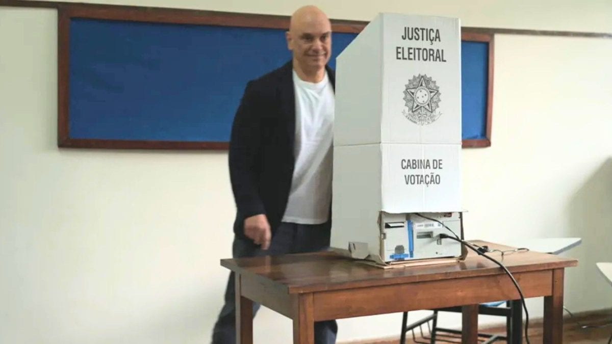 Alexandre de Moraes vota em SP e manda recado sobre urnas no 2º turno: ‘O melhor do mundo’