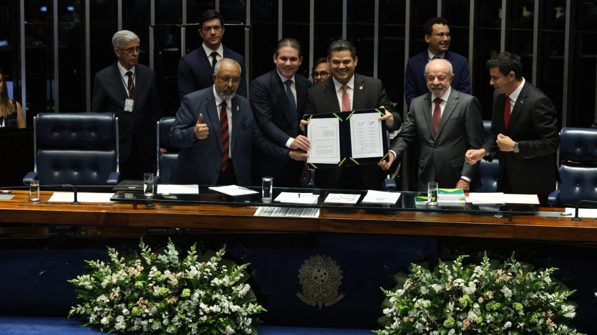 Veja imagens da promulgação do fim da escala 6 X 1 no Congresso