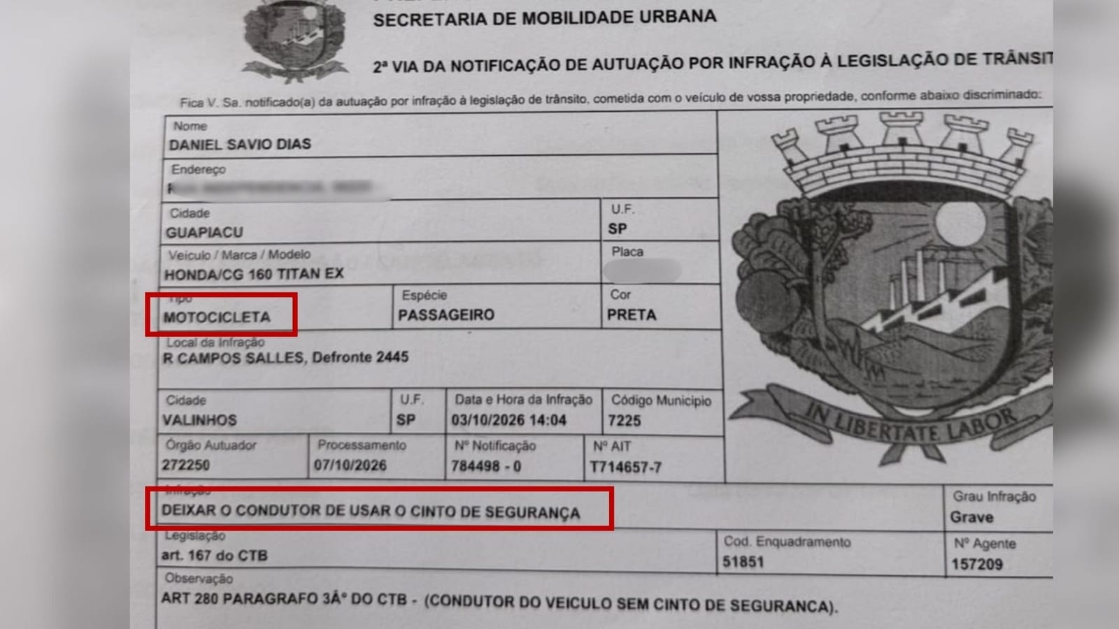 Homem recebe multa por pilotar moto sem cinto de segurança: 'Fiquei tentando entender'