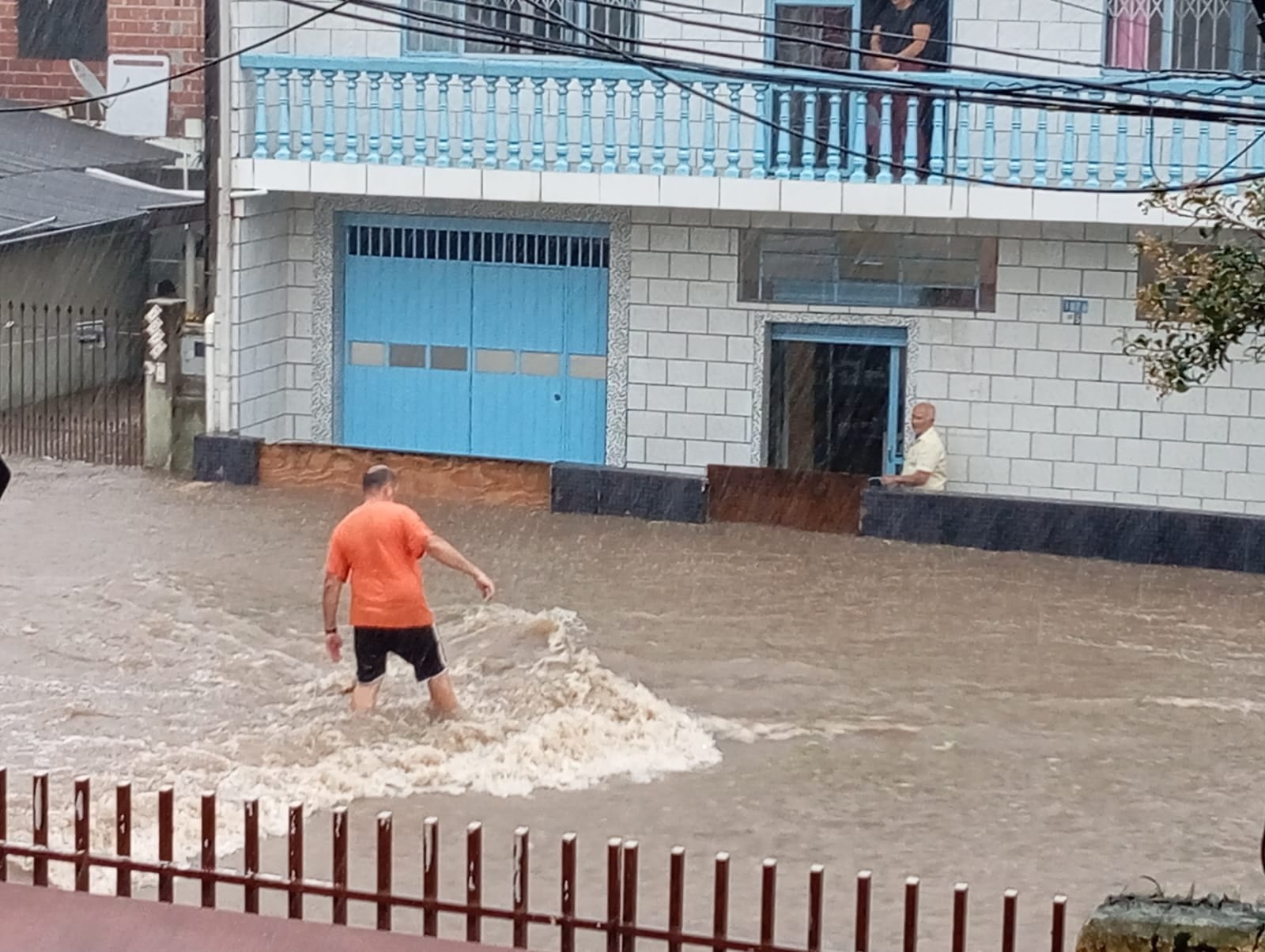Chuvas podem impedir votação em partes do Paraná no domingo (4)