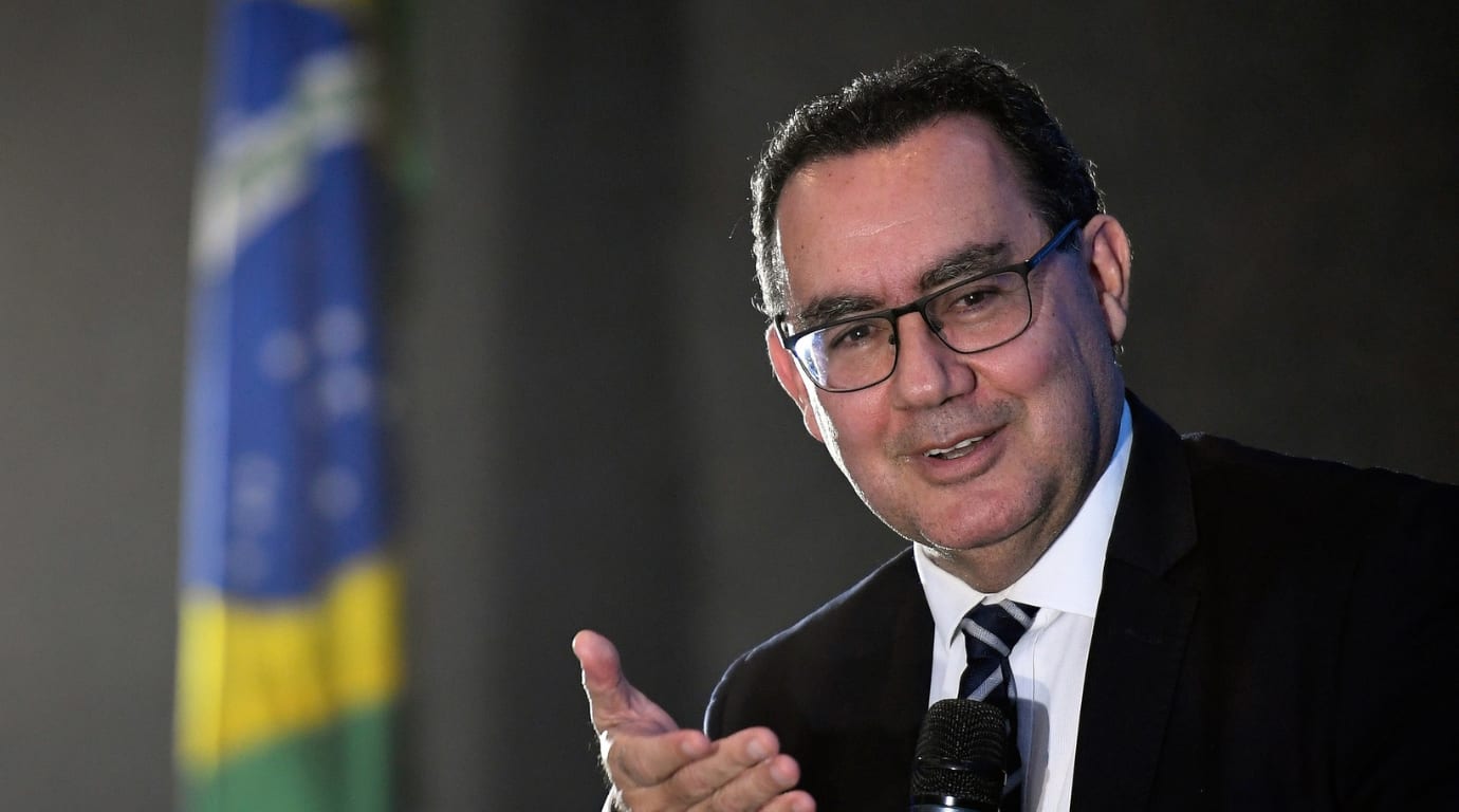 Augusto Cury faz Flávio Bolsonaro assinar carta e declara apoio no segundo turno