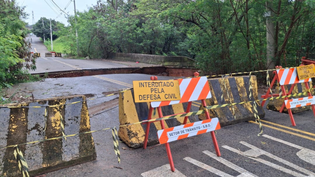 Parte da ponte entre San Marino e Laranjeiras cede após chuvas