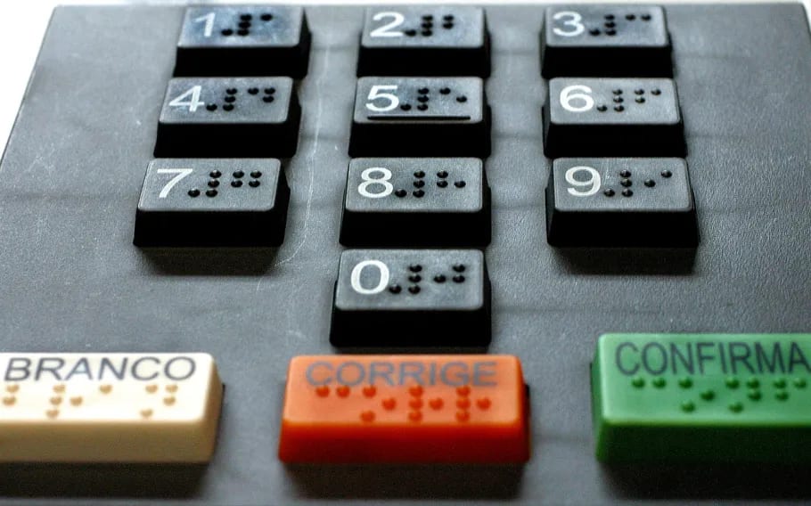 TRE-RJ troca 72 locais de votação em áreas controladas por facções